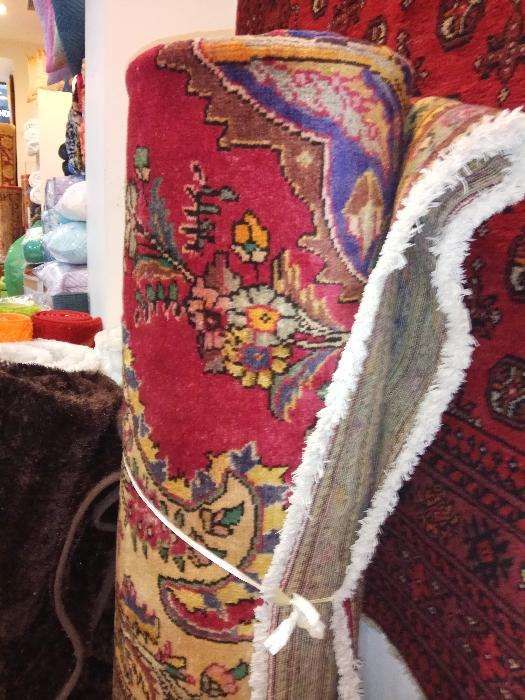 Tapete Persa de cor avermelhada.