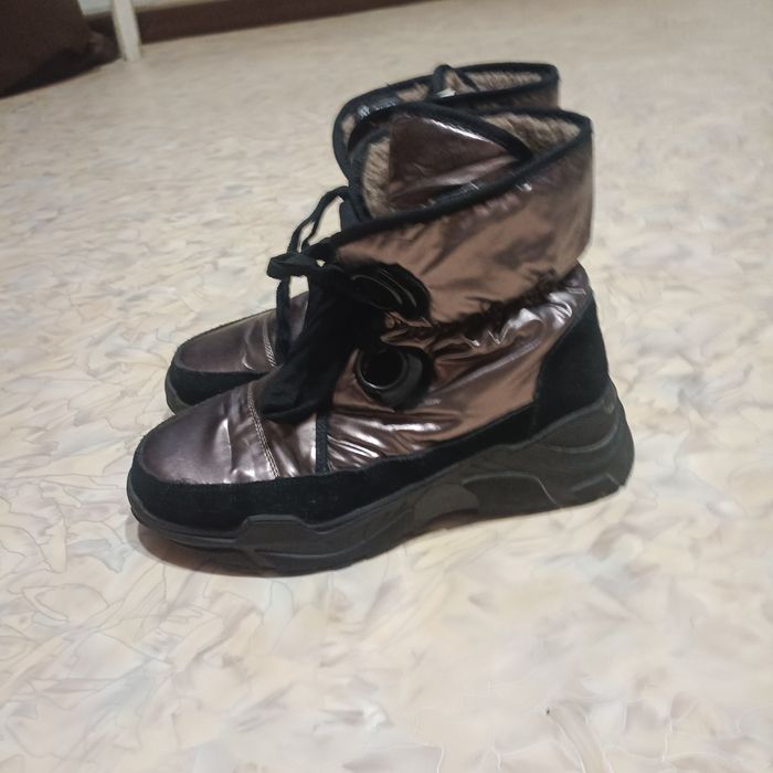 Продам теплые зимние ботинки