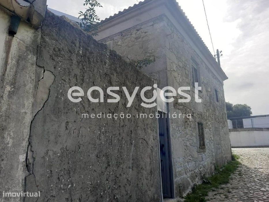 Moradia em Ruina para construção Total em zona Privilegiada.