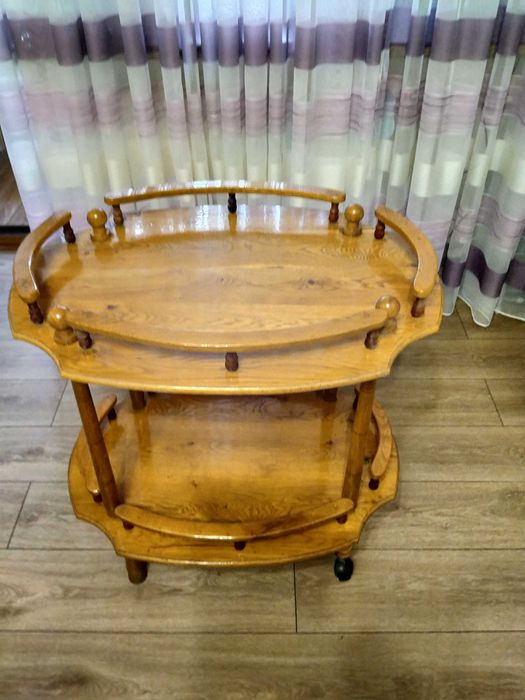 Продам столик сервировочный из натурального дерева на колёсах.