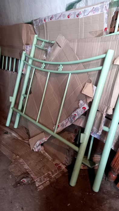 Кровать железная, крепкая с красивым изголовье