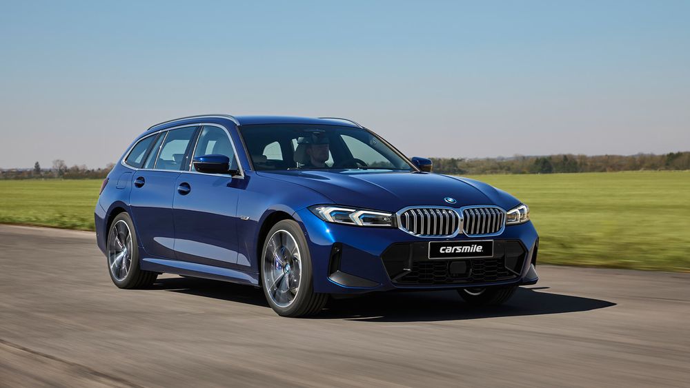 Niebieskie BMW Seria 3 kombi od przodu podczas jazdy