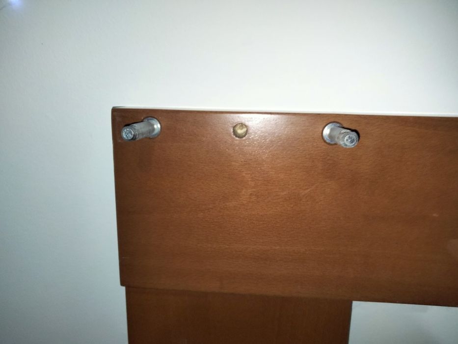 Cama de madeira com estrado