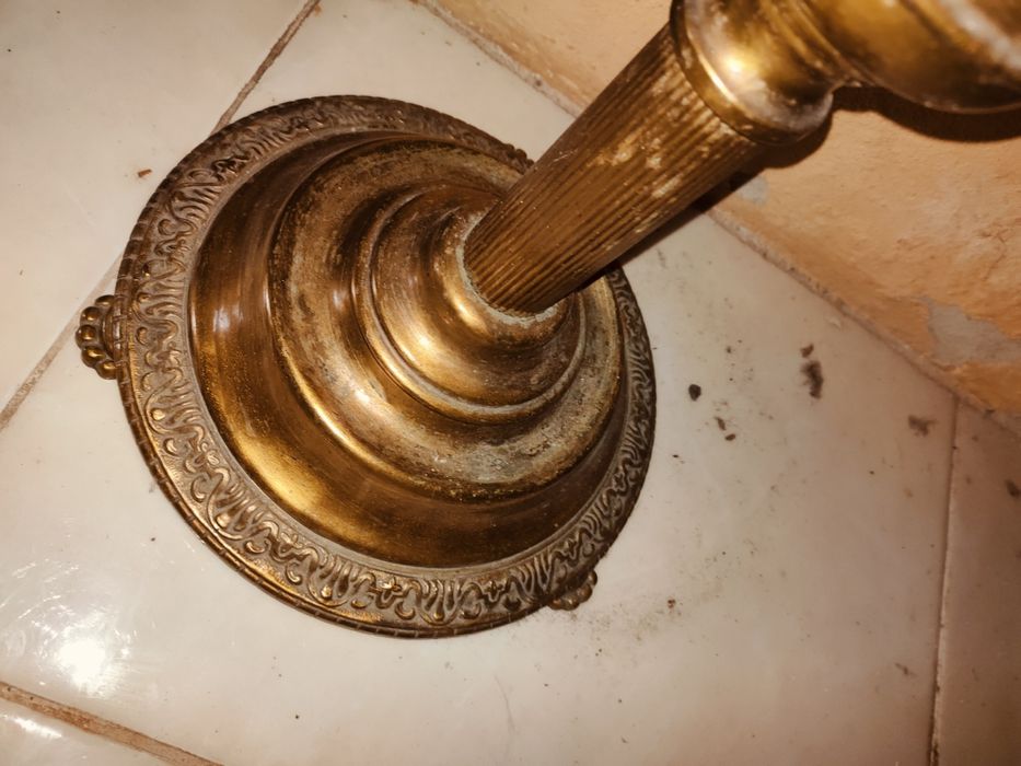 Vazeira em metal amarelo.