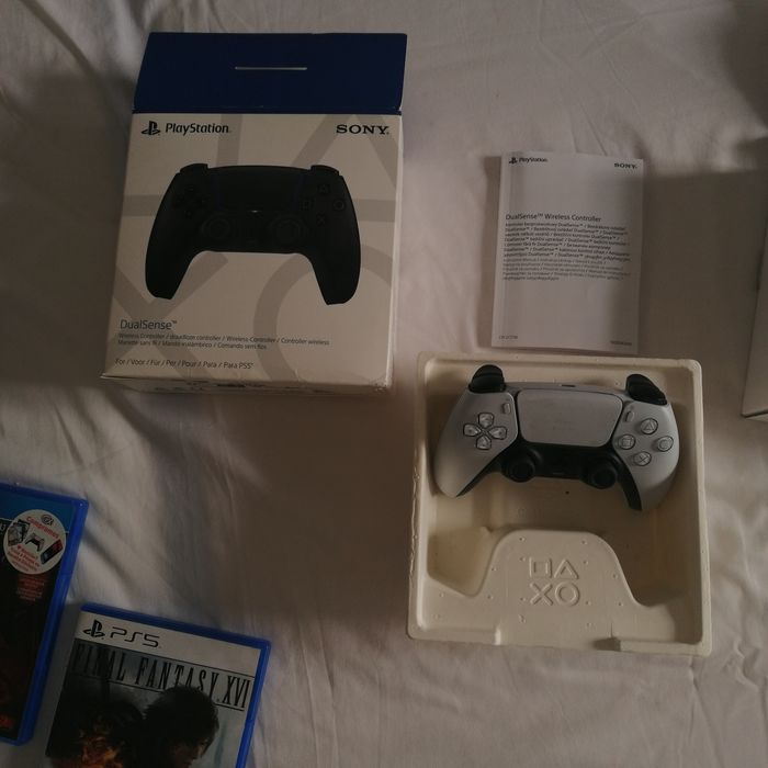 Vendo PS5 (825GB) versão c/ disco (c/ caixa) + 1 comando + 4 jogos