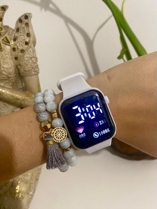 Conjunto Relógio  + 2 Pulseira por 12€.
Relógio ainda com película, ar