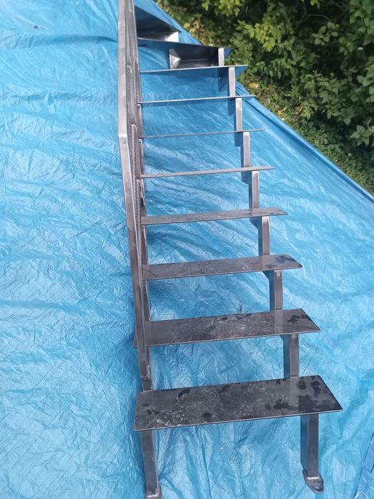 Schody metalowe solidne z balustradą