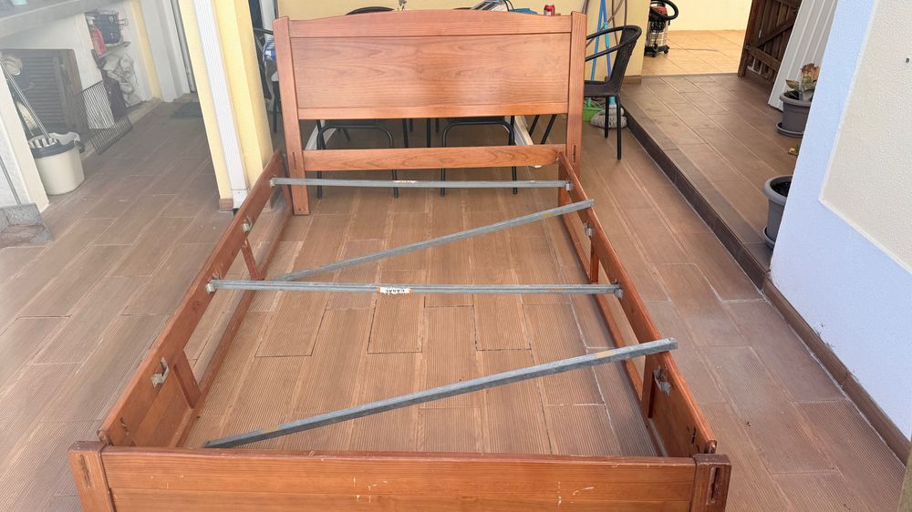 Cama de madeira sem estrado
