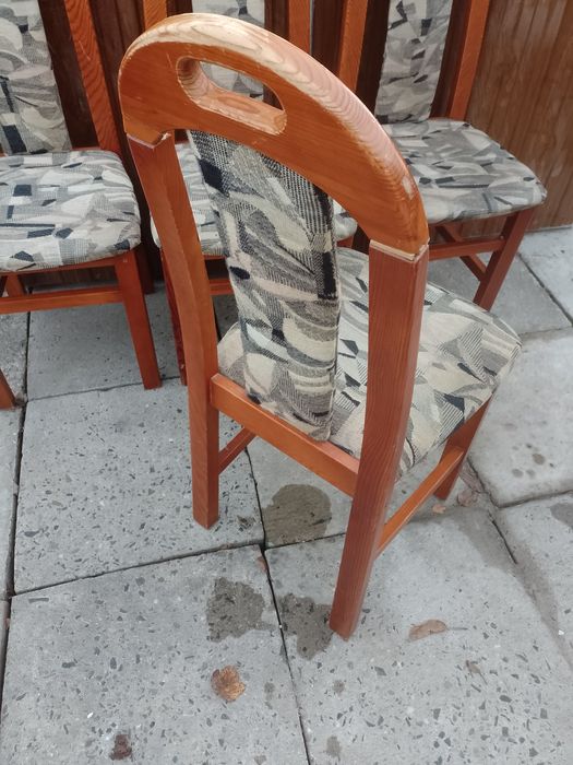 Sprzedam cztery drewniane krzesła plus dwa gratis.
