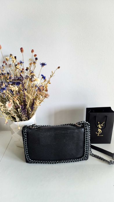 Czarna torebka Reserved w stylu Channel