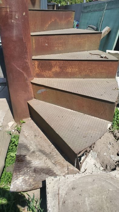 Сходи металеві гвинтові Винтовая лесница на другий поверх