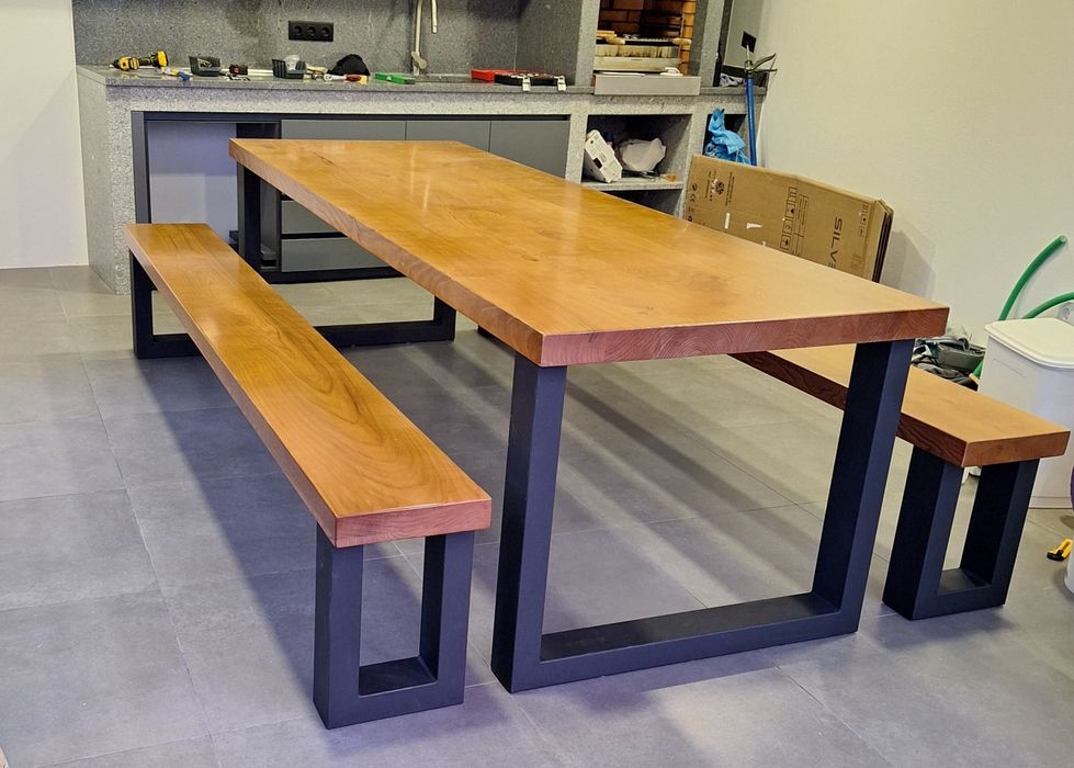 Mesa de Madeira maciça com pés em ferro