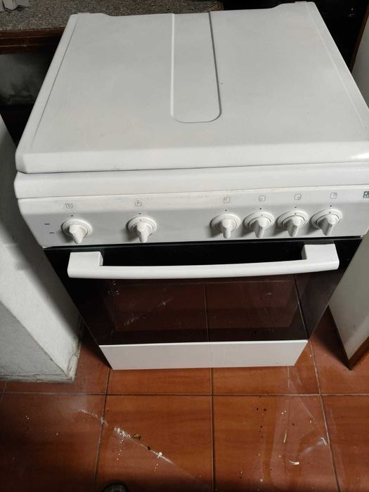 Fogão a gás  e forno eletrico.