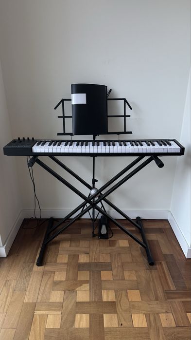 MIDI Alesis v61 keyboard