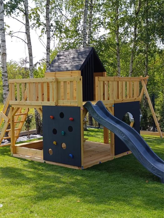 Plac zabaw domek slizg histawki piaskownica scianka wspinaczkowa
