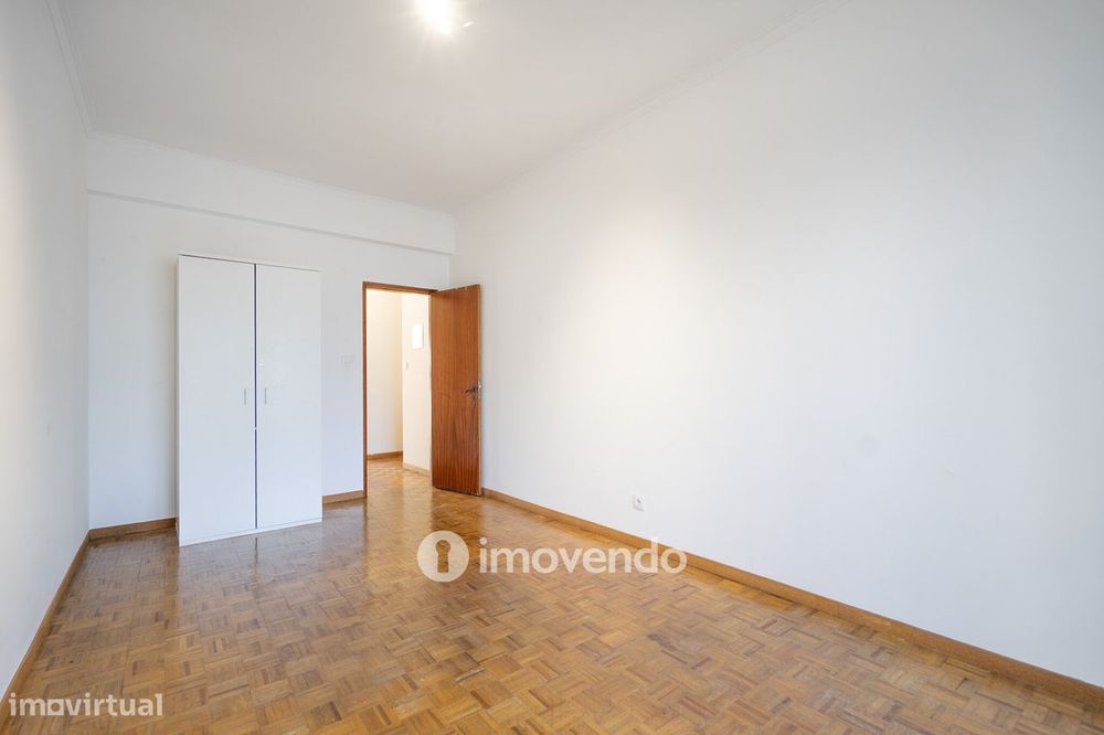 Apartamento T2, com boa luz natural, em Odivelas