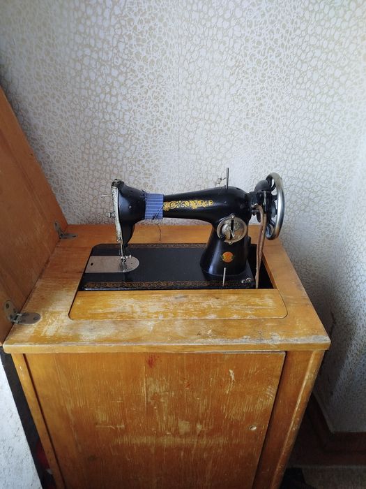 Продам швейну машинку