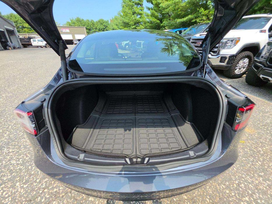 Продається Tesla Model 3 Long Range 2023 року.