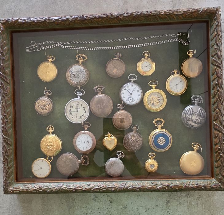 Coleção de relógios de bolso com expositor de madeira