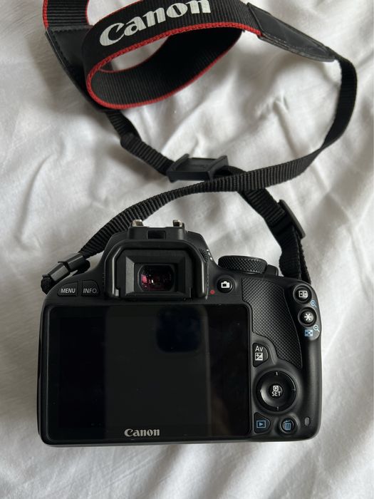 Câmara Canon EOS 100D + 2 objetivas + carregador + mala