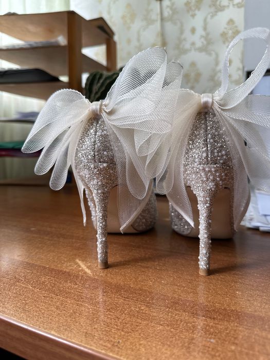 Весільні туфлі з бантами