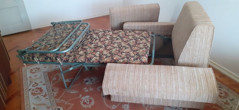 Dois sofás cama em divã.