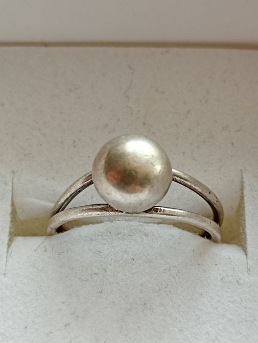 Pierścionek srebrny z kulą