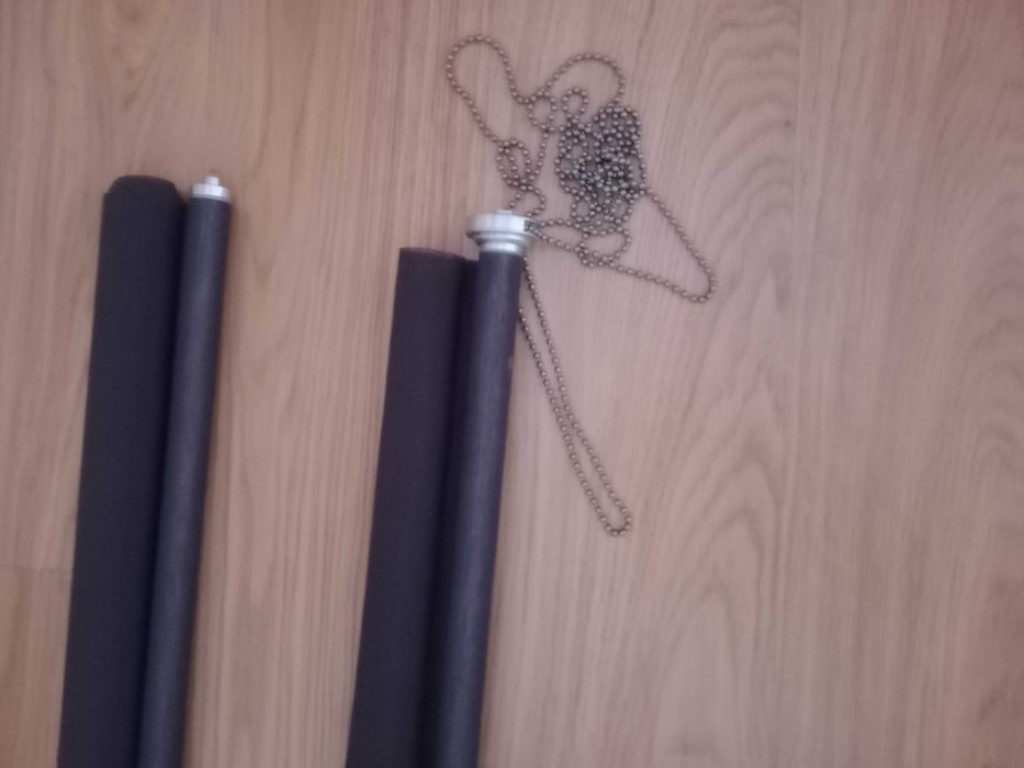 Estoros de rolo preto com base metálica cinzenta