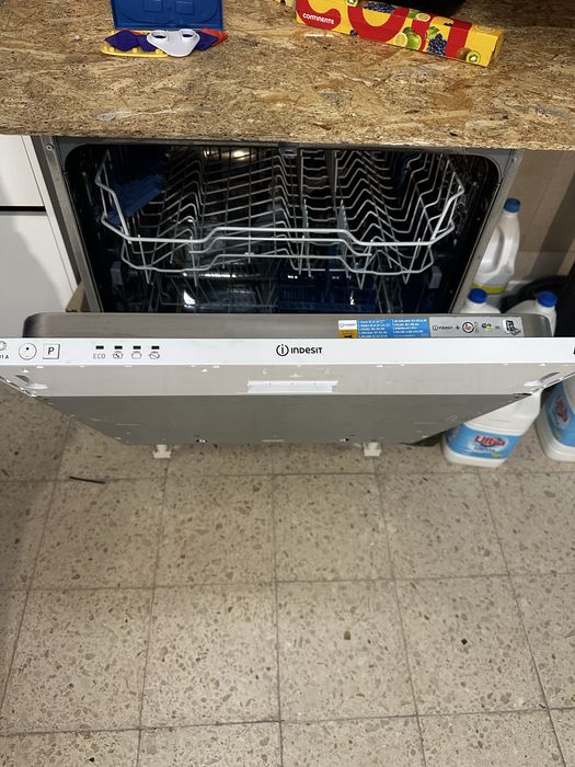 Máquina de Lavar Loiça de Encastre Indesit — A Funcionar Perfeitamente
