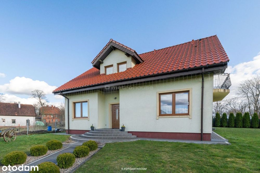 Komfortowy dom położony na obrzeżach miasta.