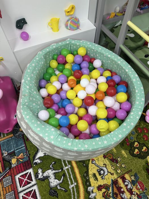 Басейн з кульками в комплекті