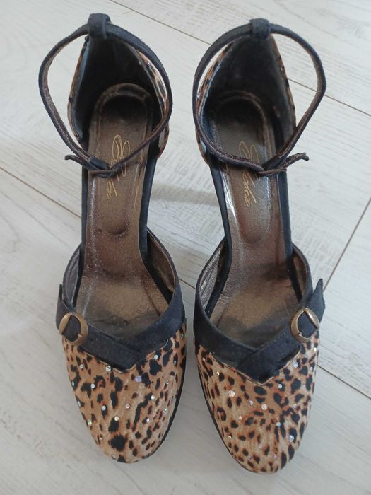 Czółenka panterkowe z cekinami