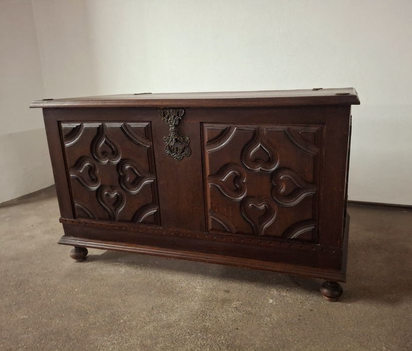 Trunk in Dark Tones