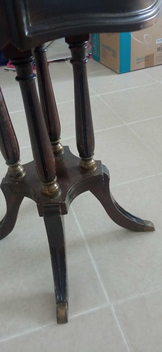 Mesa de apoio 4 pés em mogno trabalhado