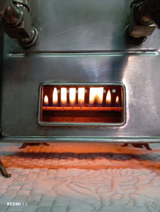 Máquina de café antiga de saco em bom estado de conservação.