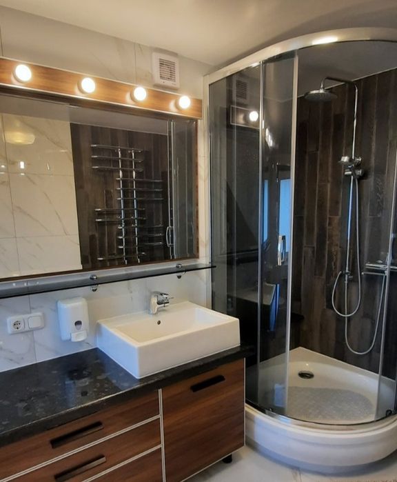 Сучасні 3 кімн апартаменти з дизайнерським ремонтом, власне паркомісце