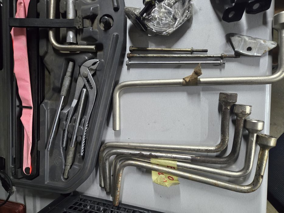 Набор ключи домкрат баллонник знак ключ свечной  bmw бмв е39 е38 е46