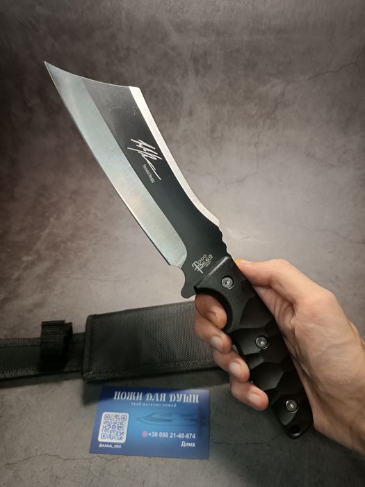 Тактический нож с клинком в стиле танто и чёрной рукояткой