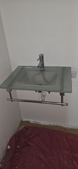 Lavatórios em cerâmica e vidro