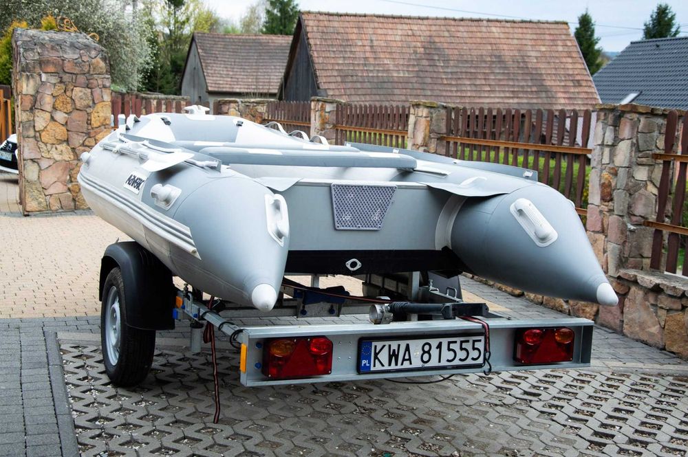Ponton Maweric  silnikiem i przyczepą