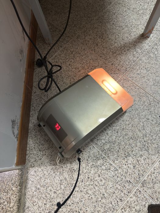 Motor de portão automático a funcionar – placa de comandos avariada