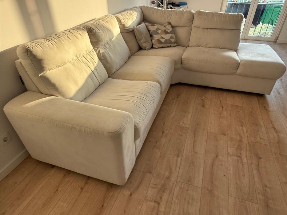 Sofá chateaux 260x 210, branco com tecido agradavel para calor e frio