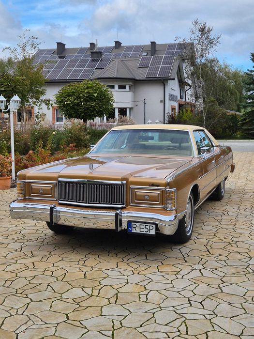 Piękny klasyczny samochód do ślubu