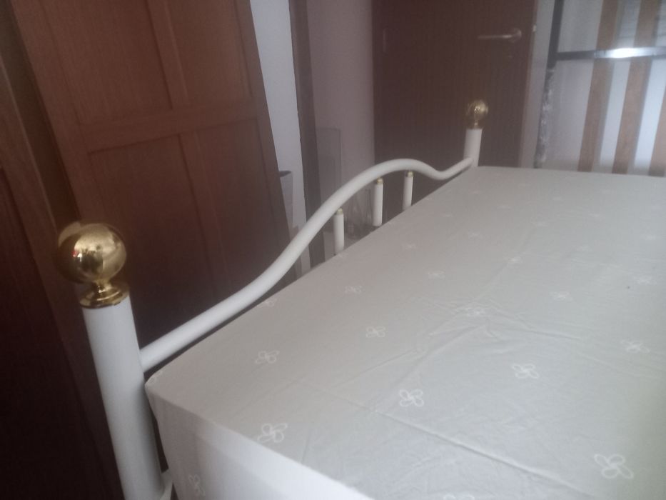 Cama 1,83x1,33 ferro pintada branco com estrado incluído.