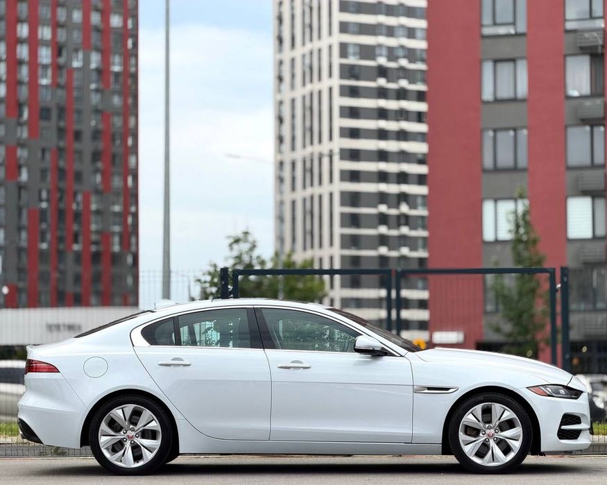 Продаж гарного Jaguar XE