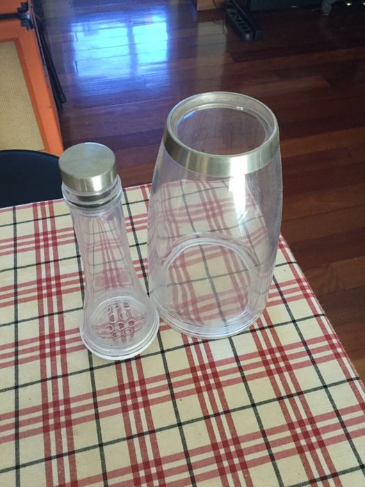 Garrafa em acrílico com divisão para gelo.