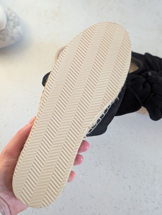 Klapki damskie zamszowe z kokardą H&M