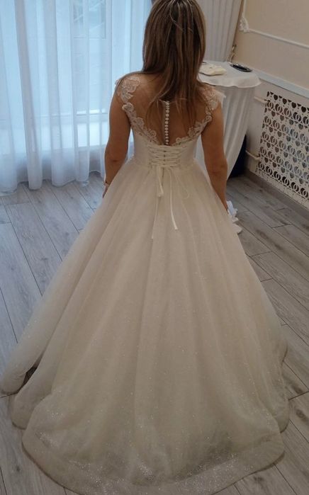 Шикарна весільня сукня