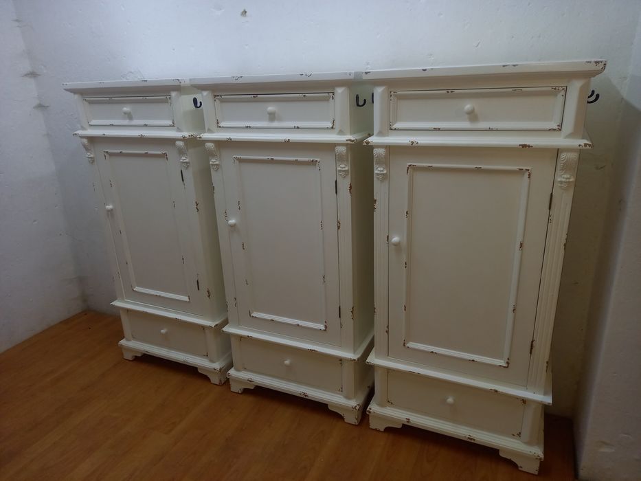 Komoda w pięknym starym stylu.