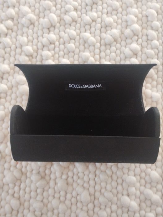 Etui czarne na okulary.